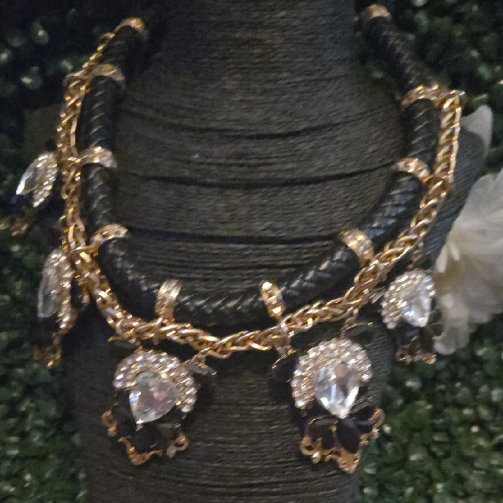 Elegant Gold and Black Women's Necklace - Picture 1 of 1